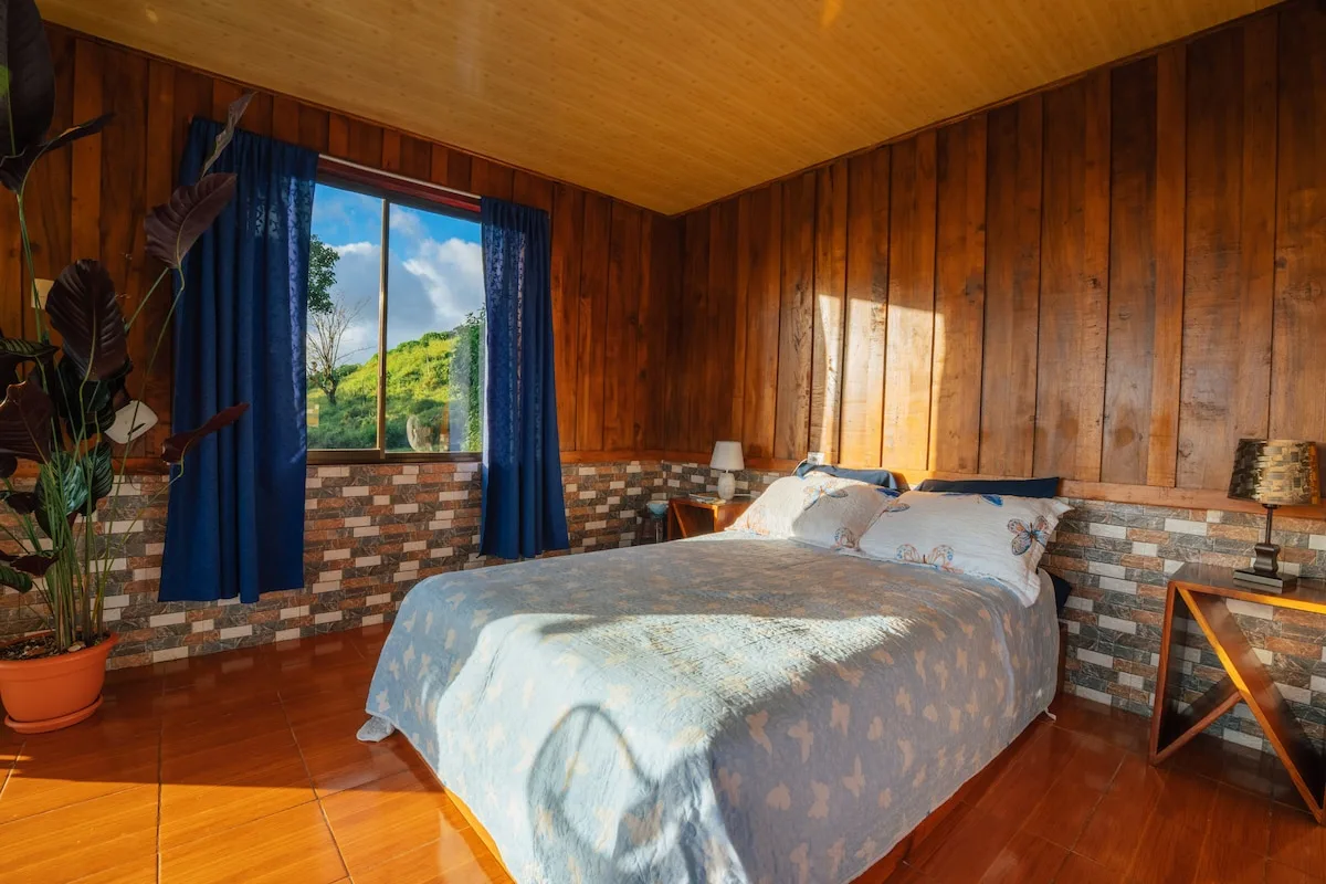Dormitorio con una cama doble