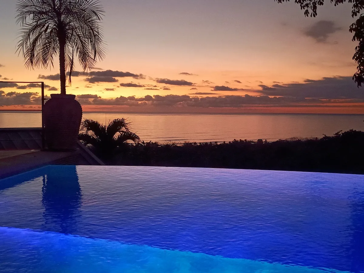 Piscina infinita al atardecer