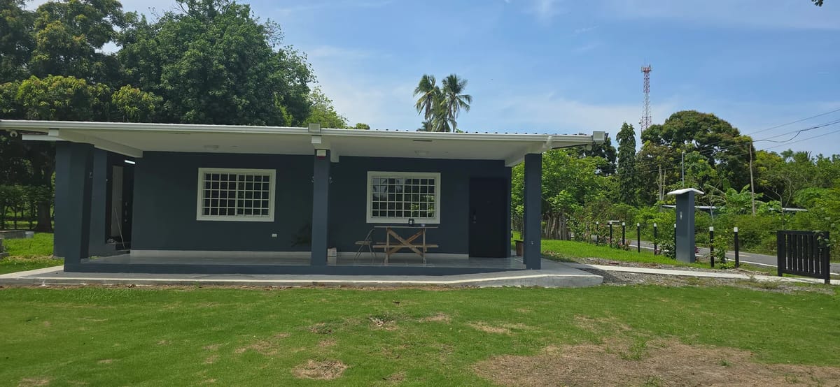 Exterior de la villa y césped