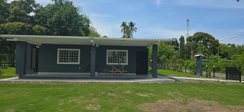 Exterior de la villa y césped