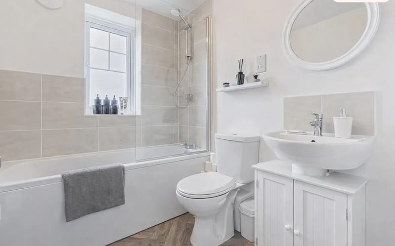 Baño con bañera y ducha