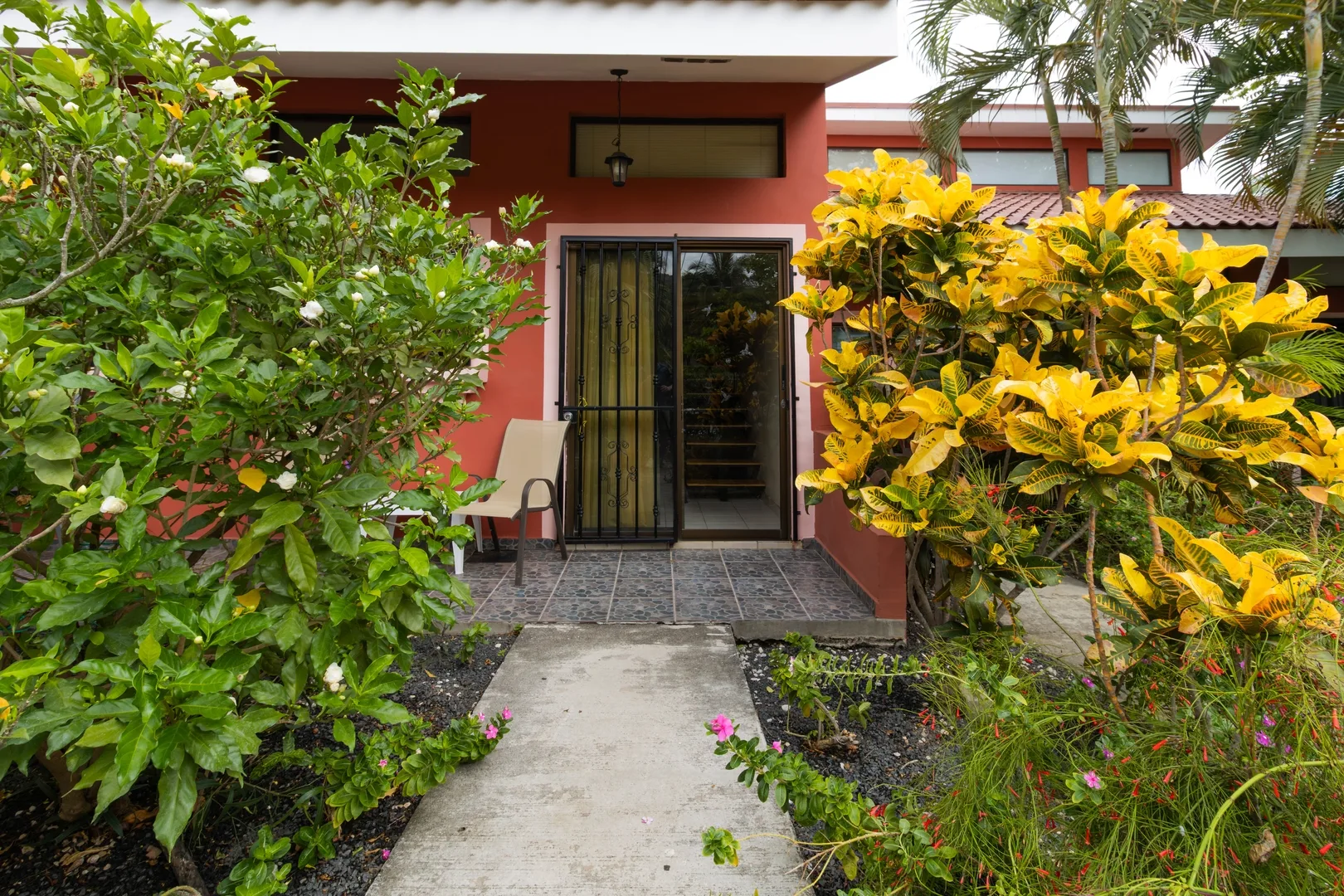 Las Palmas 1BR+Loft w/ Pool—Walk to Beach & Dining