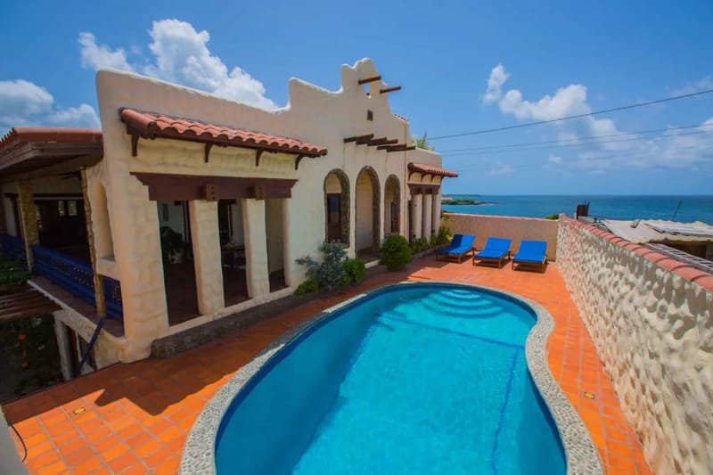 Piscina junto a la costa