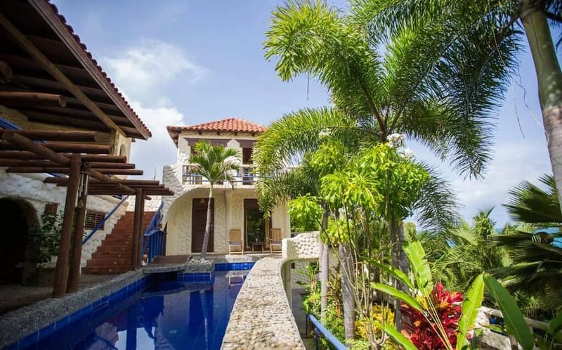 Piscina y villa