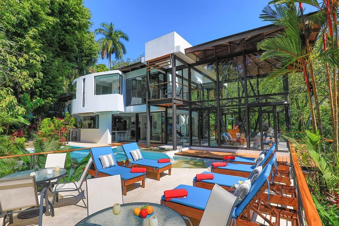 MA-20 — Contemporary Vacation Villa