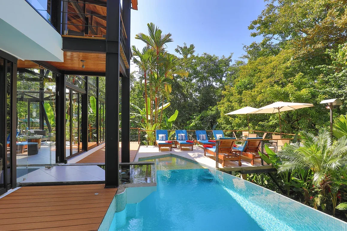 MA-20 — Contemporary Vacation Villa