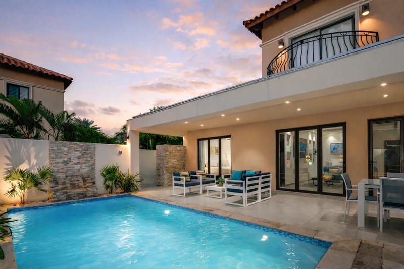 Piscina privada al atardecer
