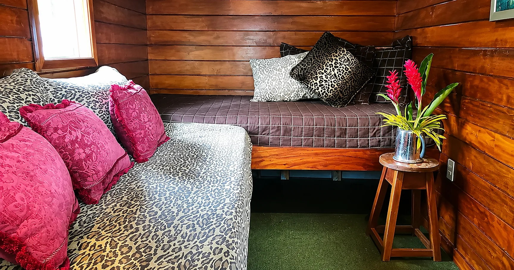 Dormitorio en el interior de una casa flotante de alquiler en Golfito.