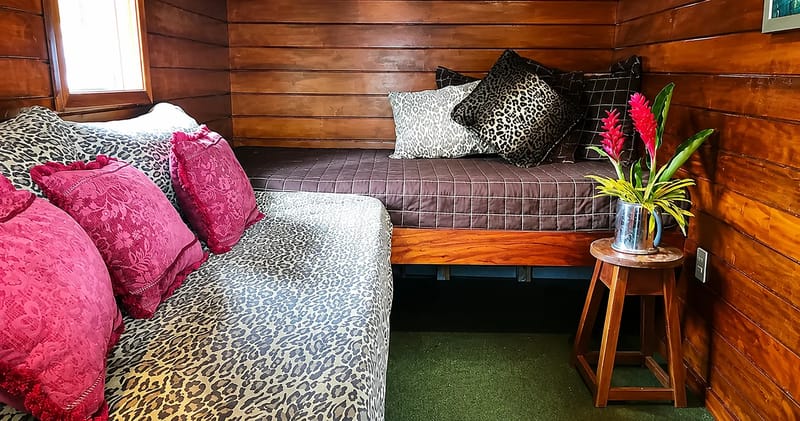 Dormitorio en el interior de una casa flotante de alquiler en Golfito.