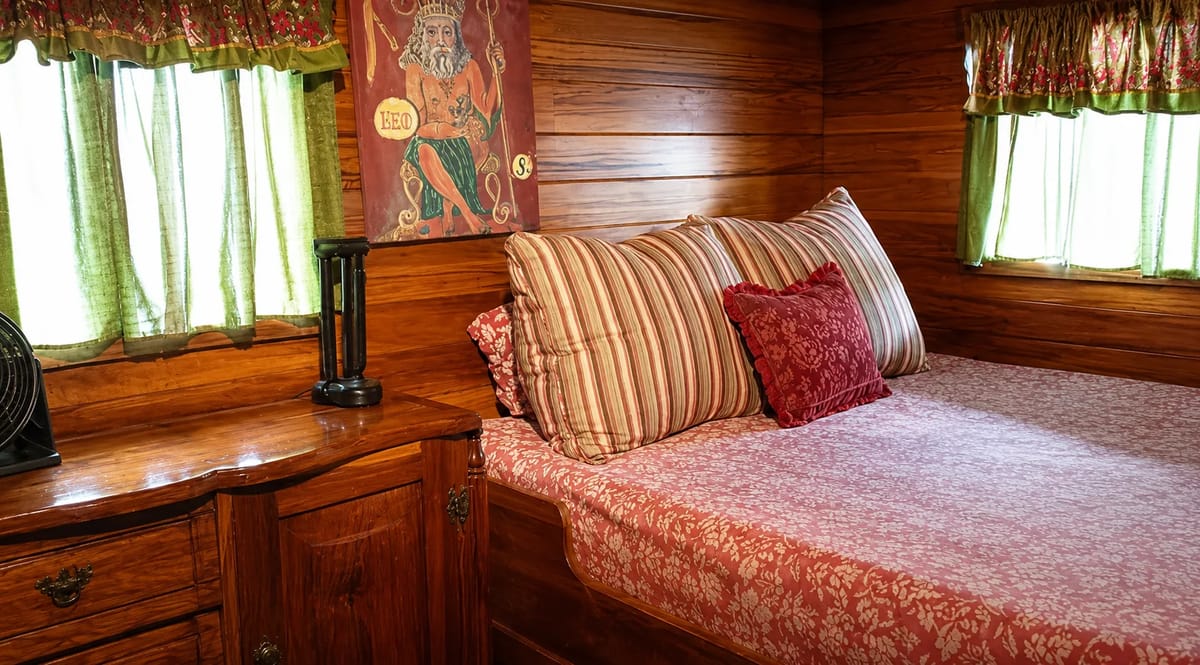 Dormitorio acogedor en una casa flotante en alquiler en Golfito.