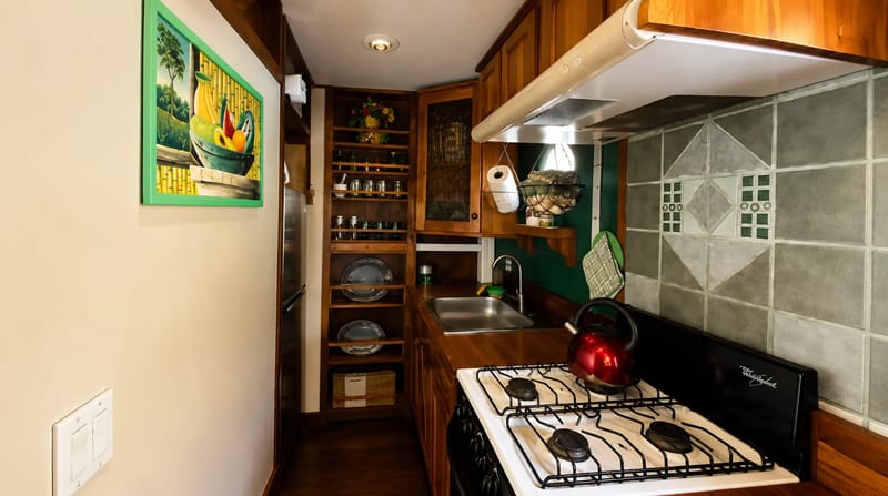 Interior de la cocina de una casa flotante de alquiler en Golfito