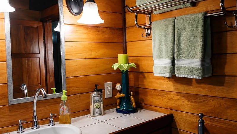 Baño con revestimiento de madera de una casa flotante de alquiler en Golfito