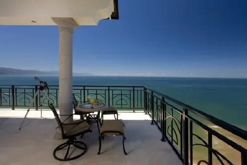 RZ-07 — Romantic Zone Beachfront Penthouse