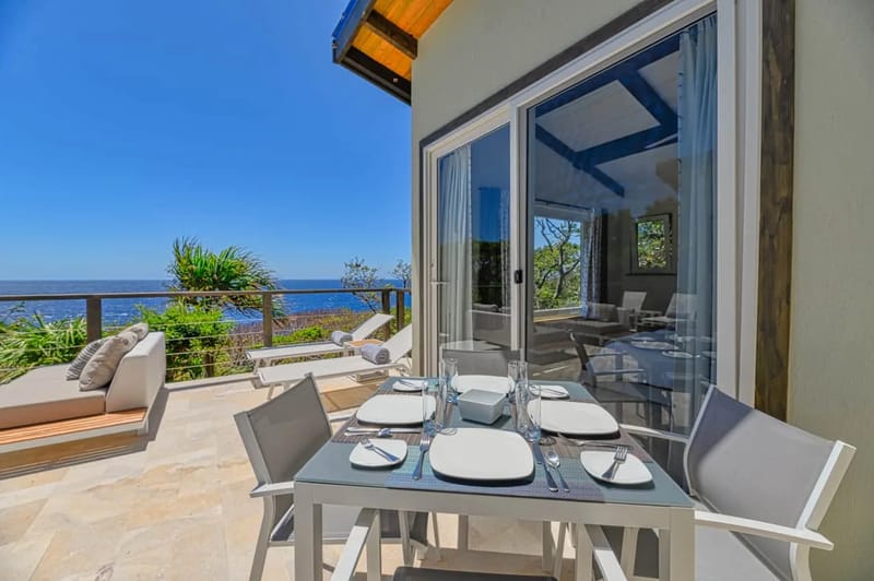 Terraza con comedor y vista al mar
