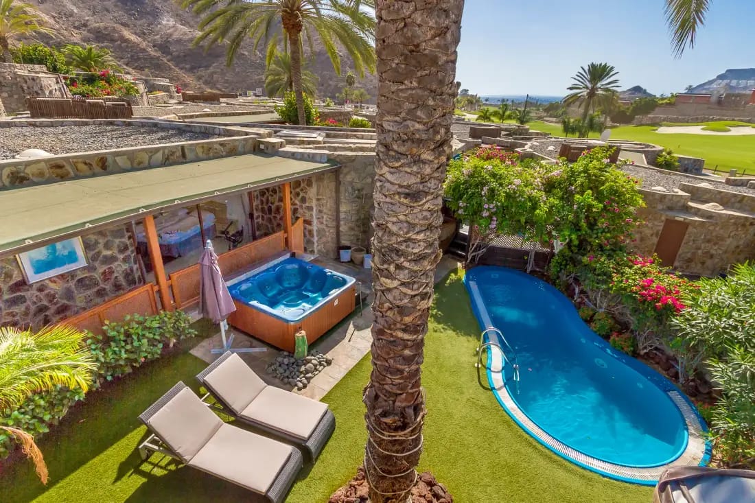 Piscina y jacuzzi