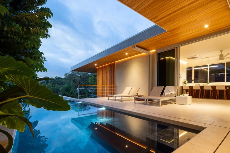 Piscina para nadar y terraza al anochecer