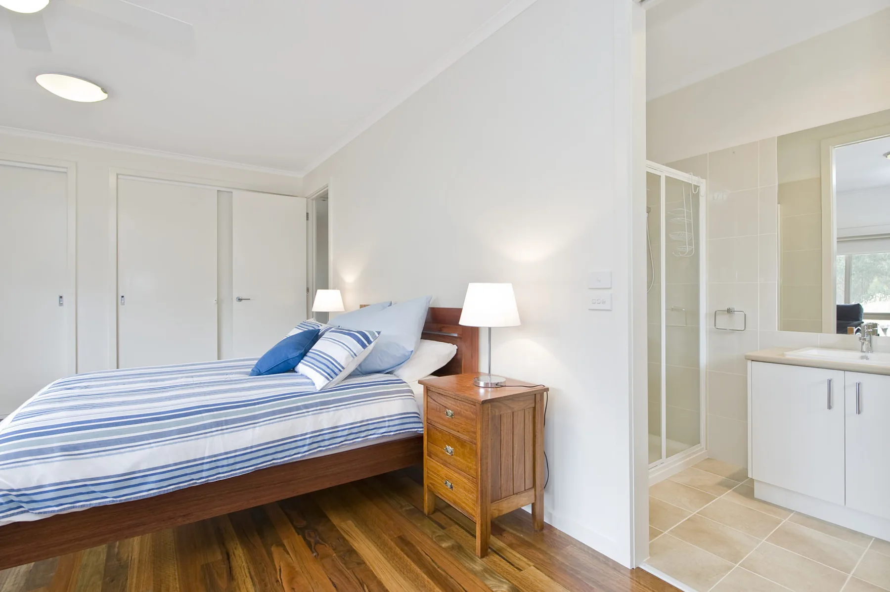 Dormitorio y entrada al baño en suite