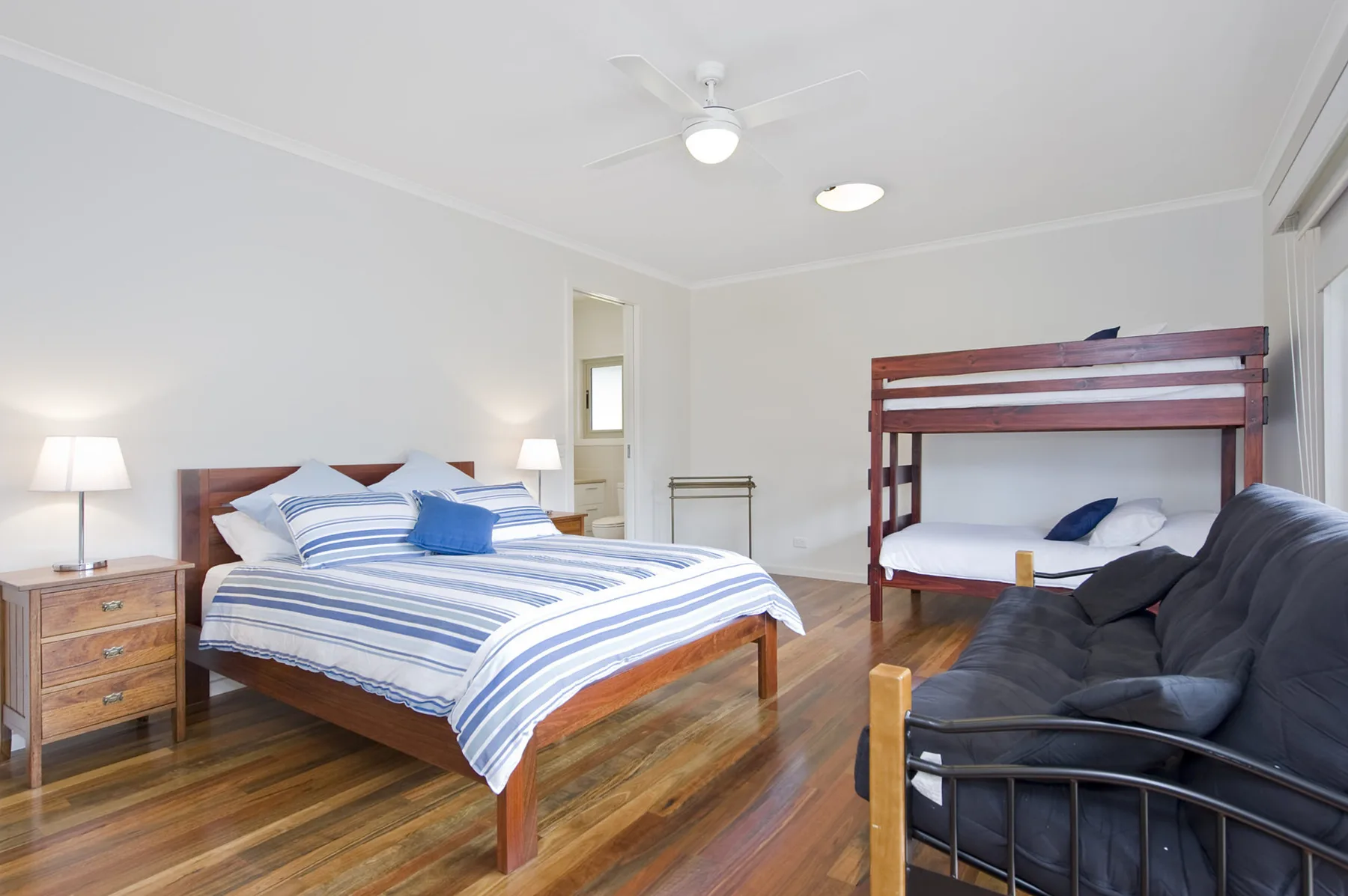 Dormitorio con cama queen y litera
