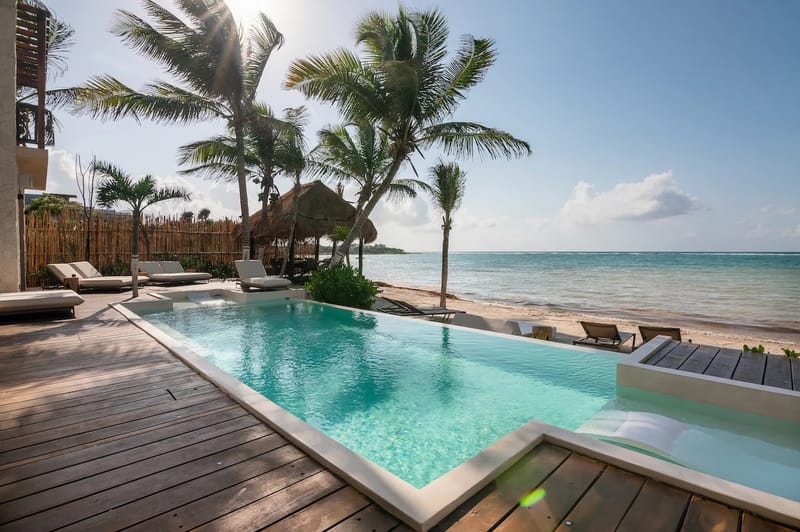 Infinity pool facing the sea