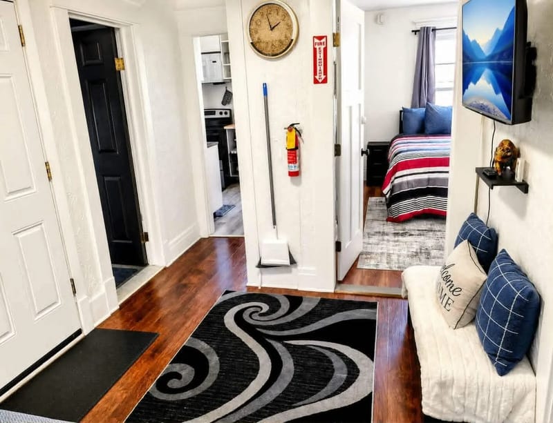 Dormitorio y pasillo