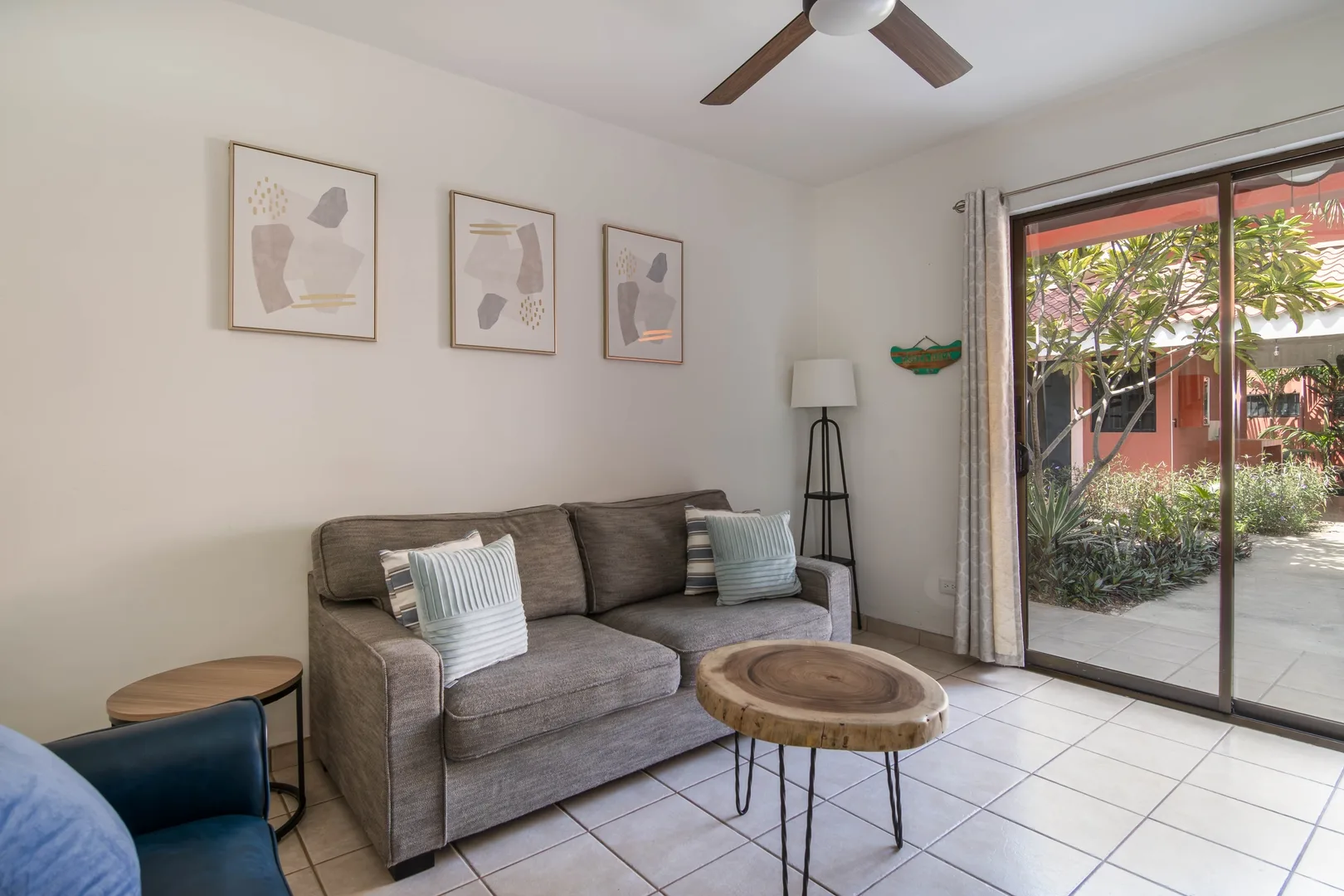 The Tranquil Coco Townhouse: 300m from the Beach!