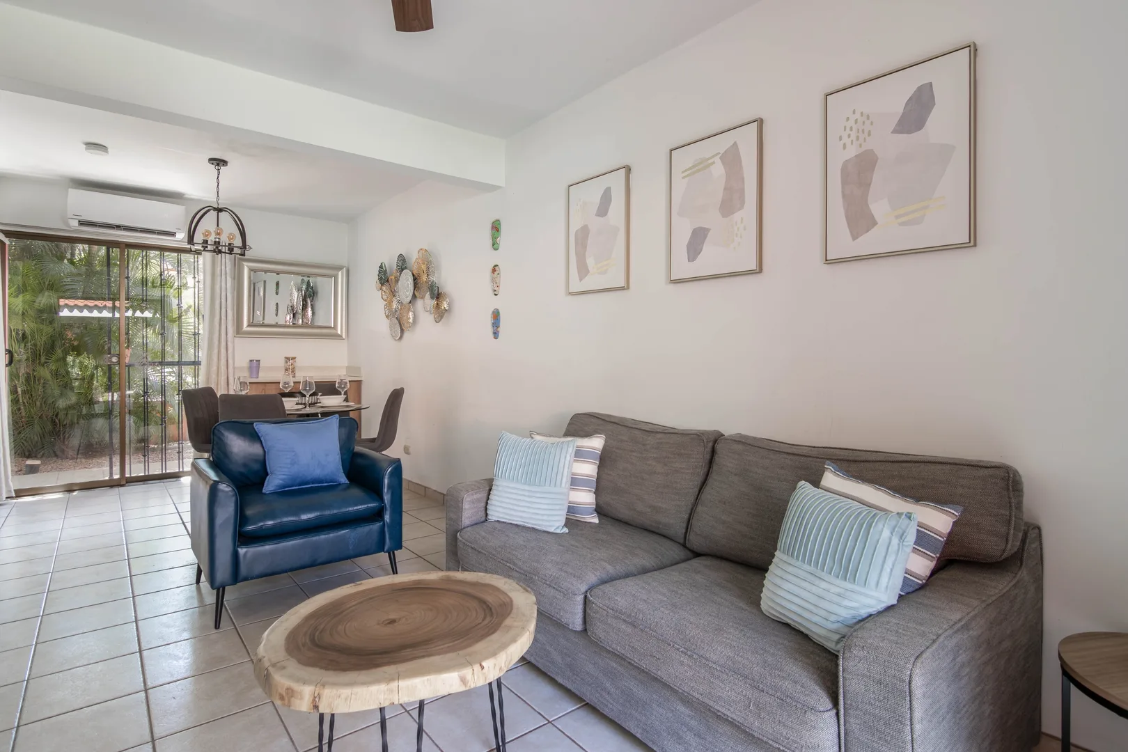 The Tranquil Coco Townhouse: 300m from the Beach!