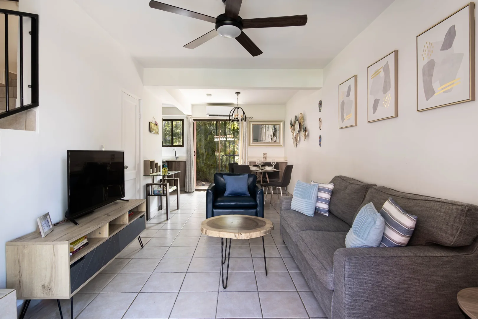 The Tranquil Coco Townhouse: 300m from the Beach!