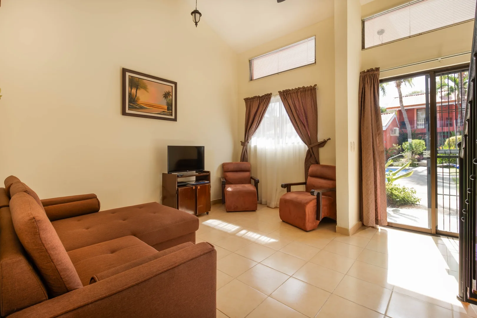 Las Palmas King Bed Loft: Pool & Beach