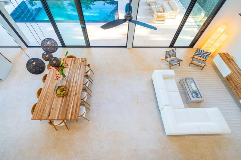 Colíbri Sur · 19. This spacious, naturally lit open-plan room features a large dining table for ten, a comfortable sectional sofa, and expansive glass walls that offer views of the outdoor pool and terrace.