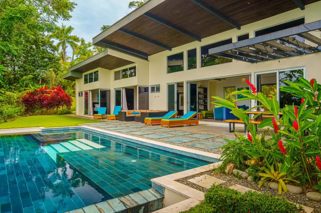 Piscina y villa