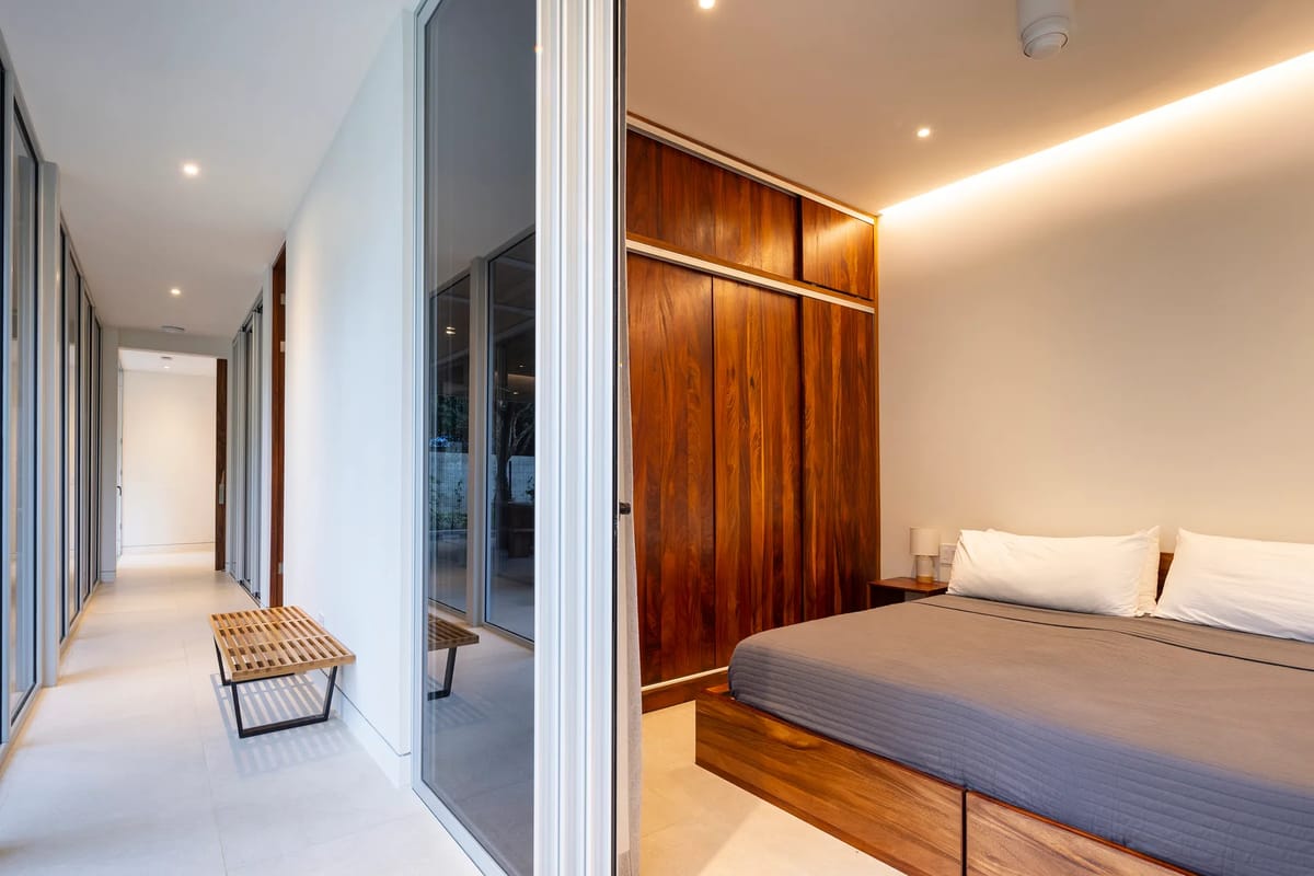 Dormitorio junto al pasillo exterior