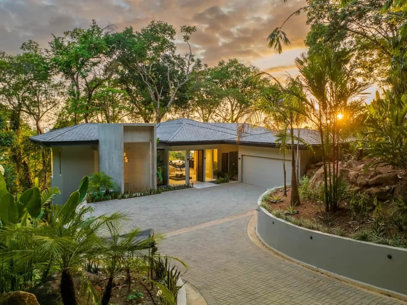 Entrada de la villa al atardecer