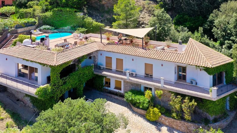 Vista aérea de la villa y piscina
