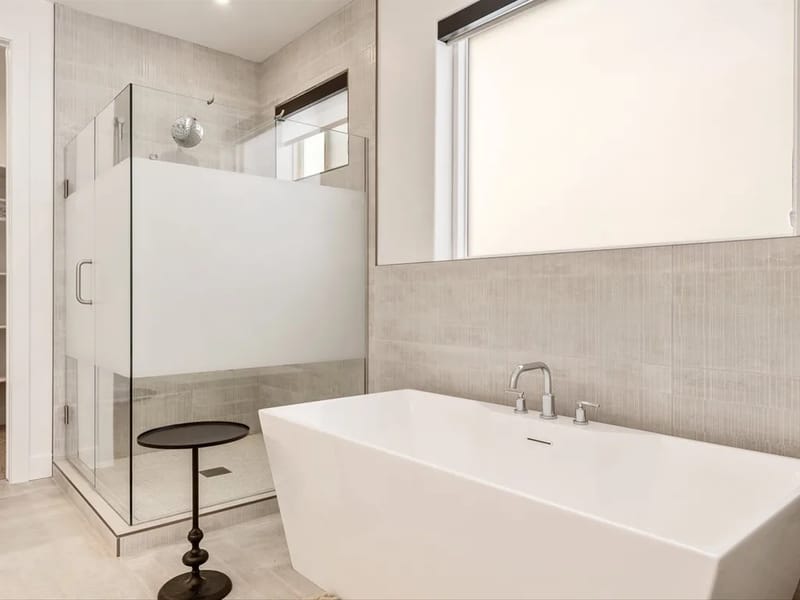 Segundo baño con bañera y ducha