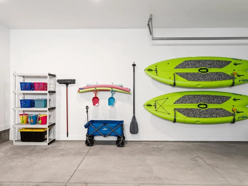 Tablas de paddleboard y equipo de playa