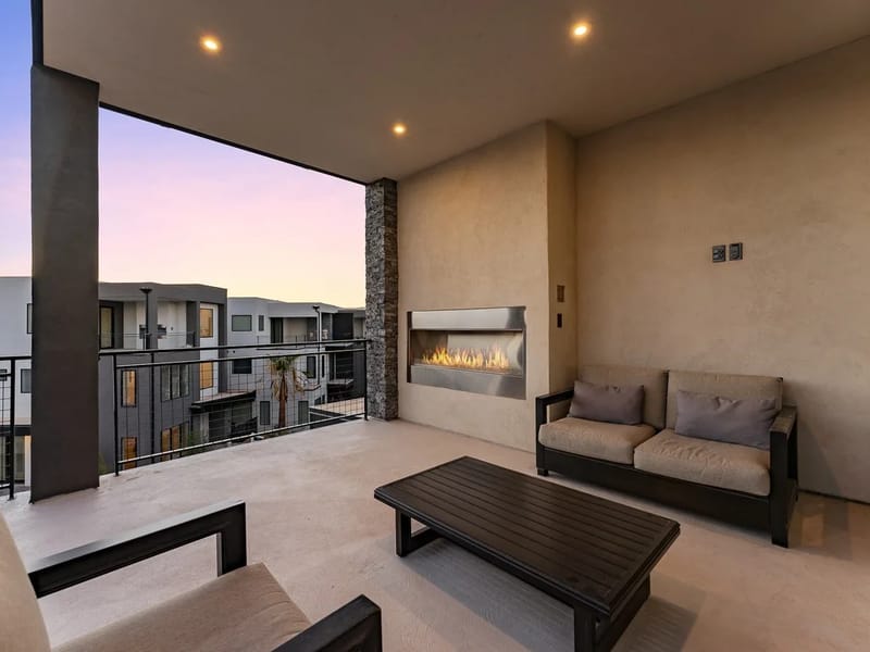 Chimenea y asientos del balcón