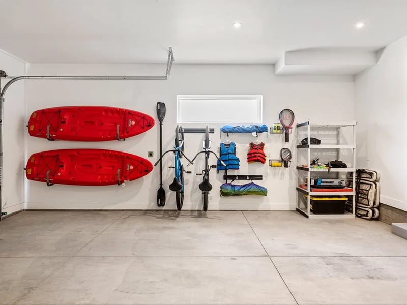 Kayaks y bicicletas en el garaje