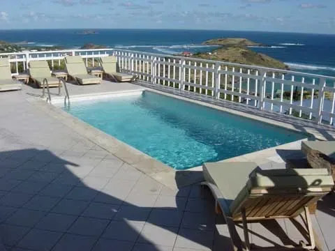 Una piscina en la azotea y asientos cercanos ofrecen vistas al océano.
