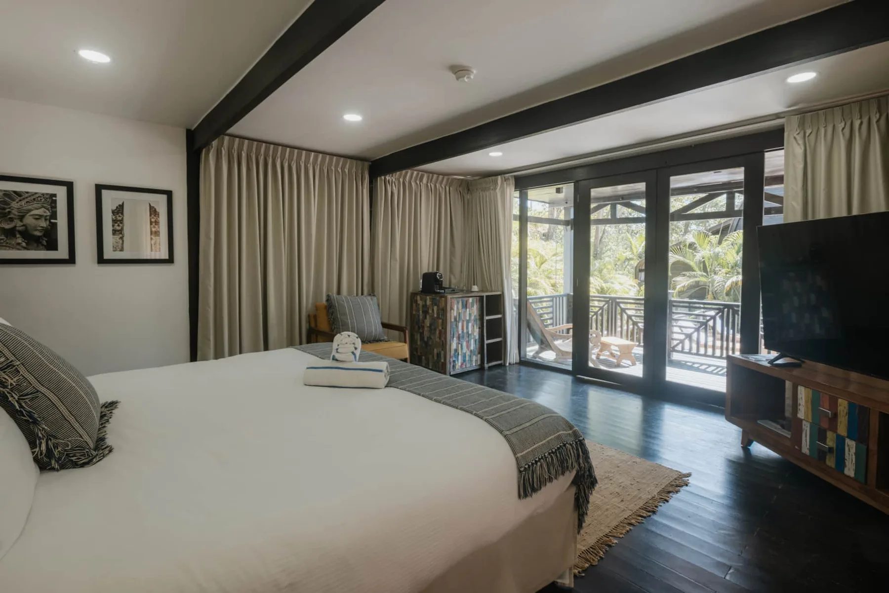 EARTH - Lower Flat by 4 Elements Contadora Island