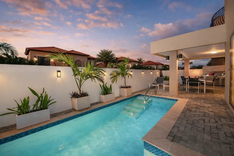 Piscina privada al atardecer