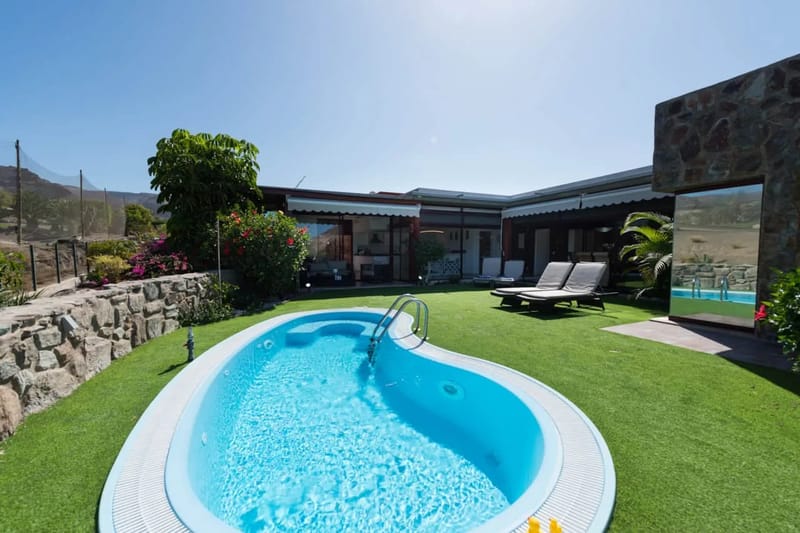 Piscina privada y jardín