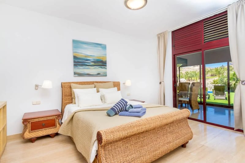 Dormitorio con salida al jardín