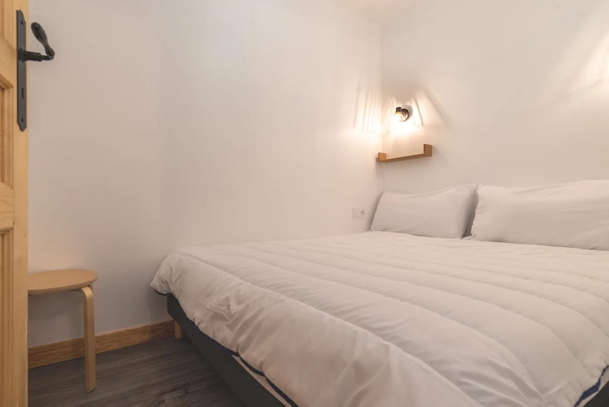 Dormitorio con cama doble