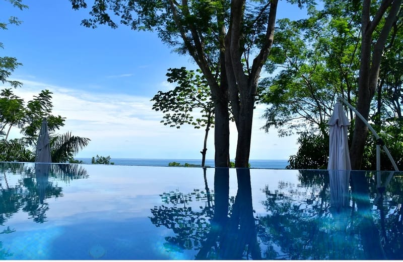 Piscina infinita y vista