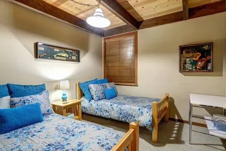 Twin bedroom