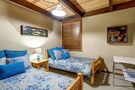 Dormitorio con dos camas individuales