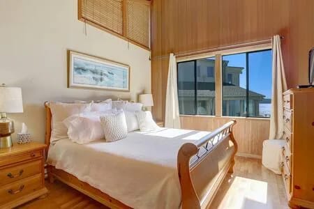 Dormitorio con cama tamaño king