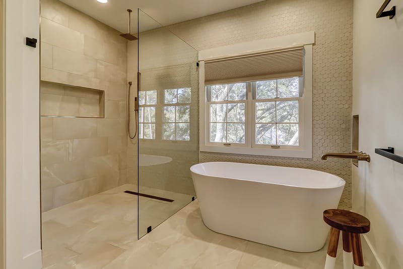 Bañera y ducha de la suite superior