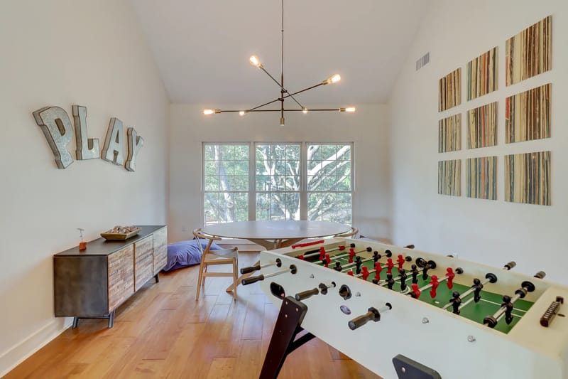 Sala de juegos con futbolín