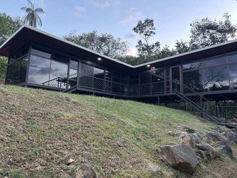 The house and its green spaces